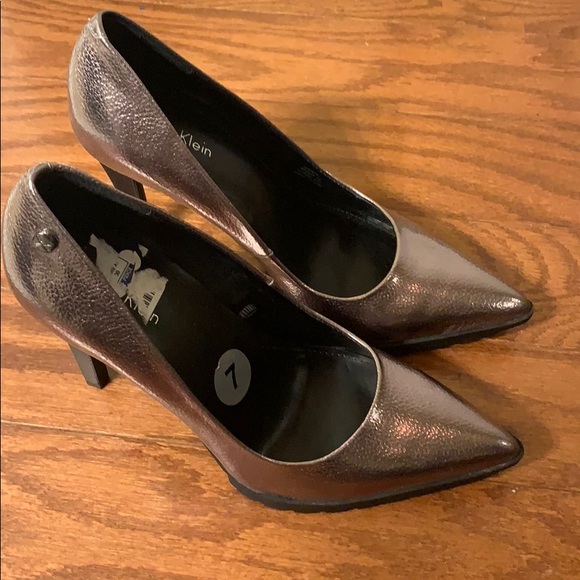 Pumps - Picture 2 of 4